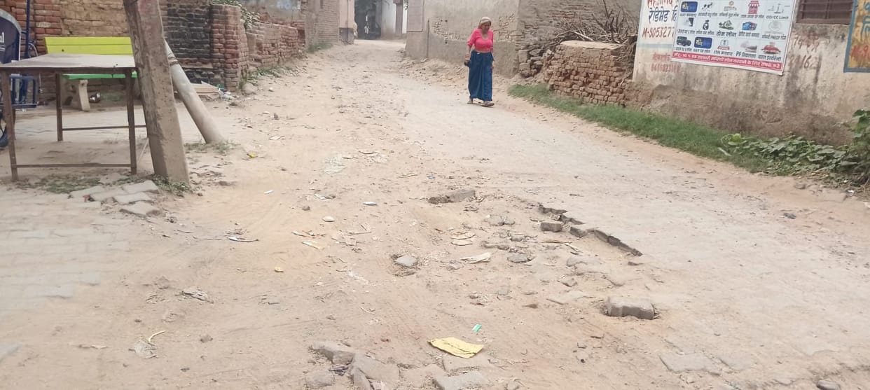 Awaiting construction for ten years; people struggle to walk steadily on the broken roads.