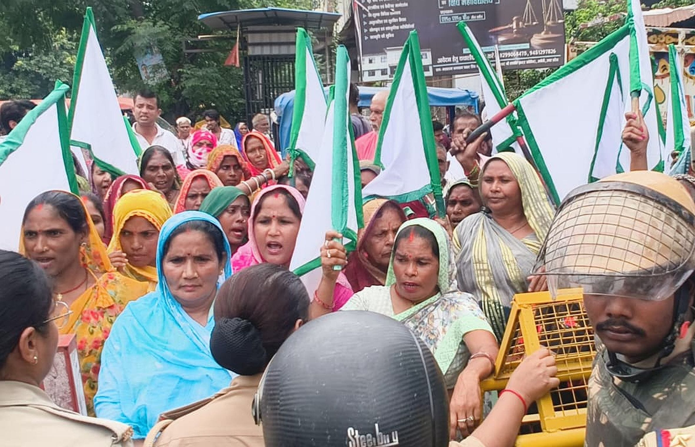 . गौरीगंज एसपी कार्यालय के बाहर प्रदर्शन करती महिलाएं। -संवाद