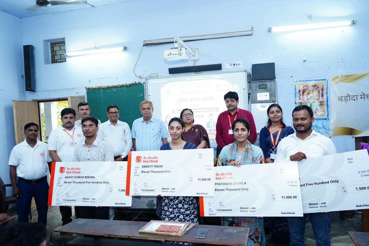 MA Hindi topper felicitated at the Department of Hindi and Journalism, Gorakhpur University.