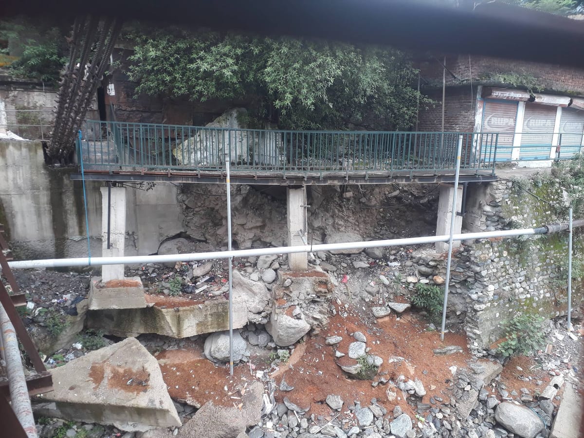 Kullu News: हवा में पुल, दांव पर जिंदगी ...प्रशासन तमाशबीन