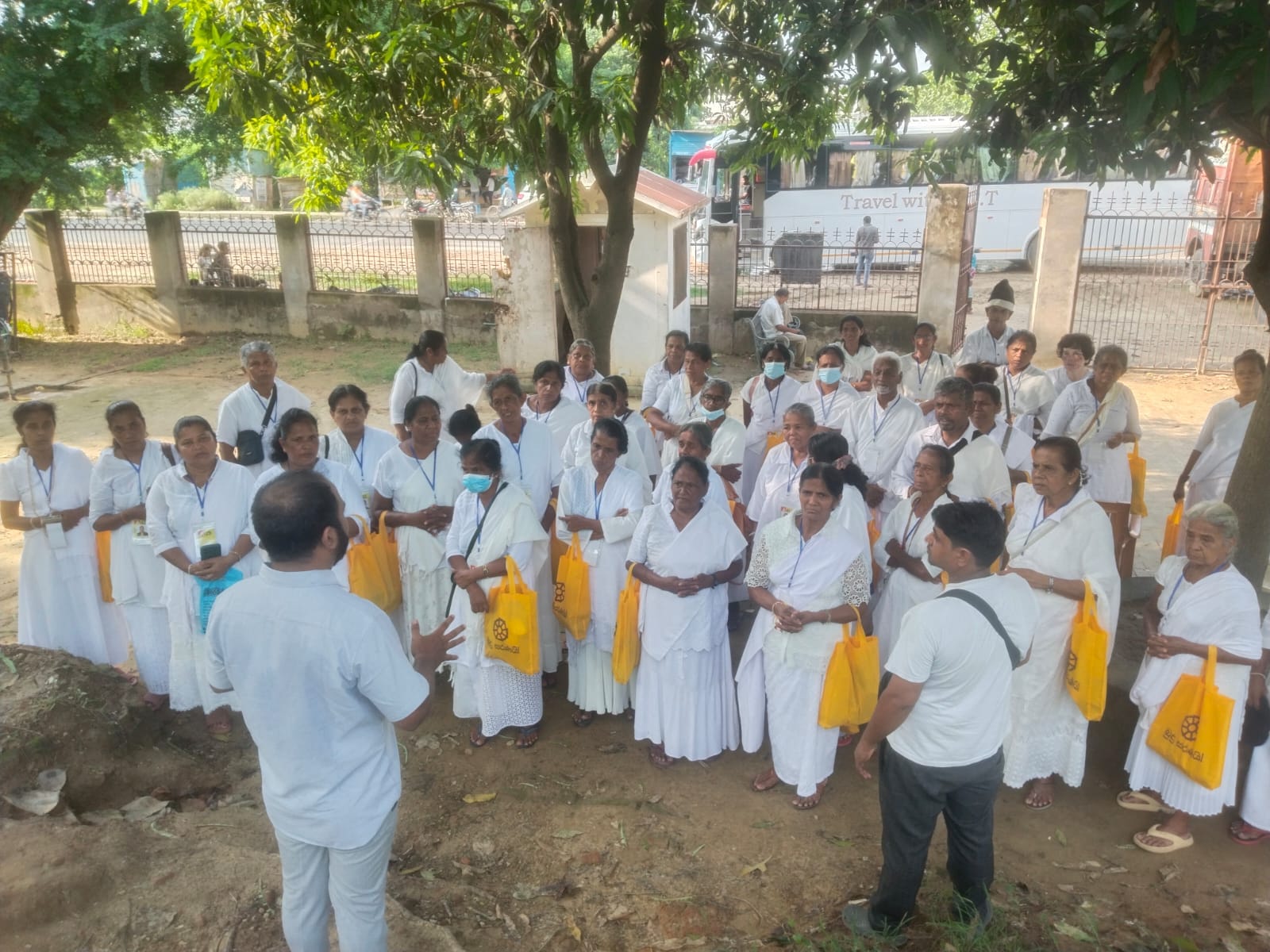 गंध कुटी में पूजा करते बौद्ध अनुयायी।