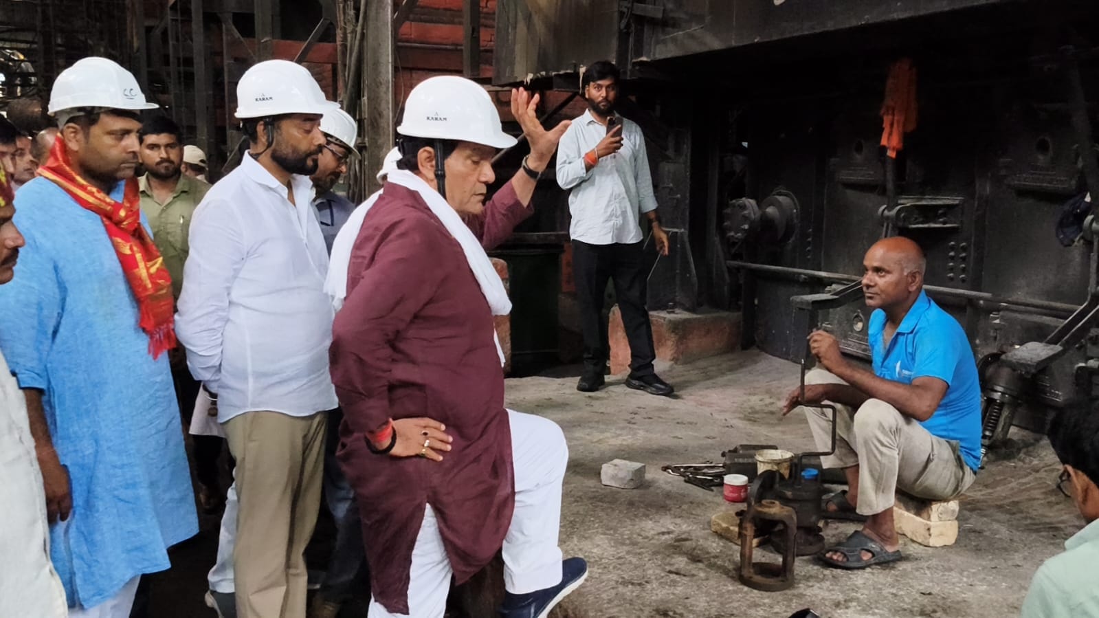 घोसी चीनी मिल का निरीक्षण करते नगर विकास एवं ऊर्जा मंत्री एके शर्मा ।स्रोत- स्वयं