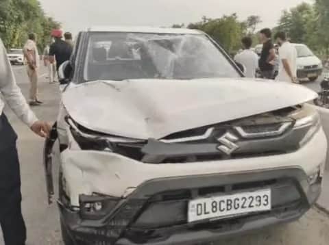 हाईवे पर दुघटनाग्रस्त गाड़ी। स्रोत : वीडियो ग्रैब