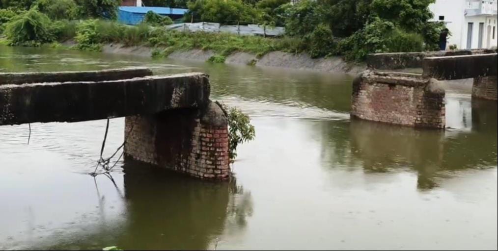 हसनपुर डगरा गांव क्षतिग्रस्त हुआ देवकली पंप नहर पर बना पैदल पुल। स्रोत- ग्रामीण