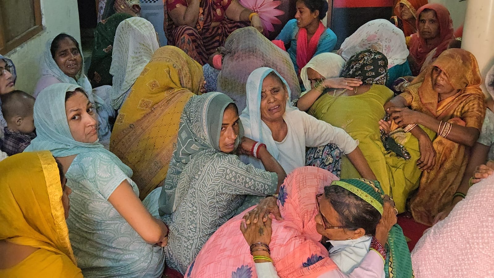 हाथरस में हुए सड़क हादसे के बाद खुर्जा में मृतका रानी के घर विलाप करते परिजन। संवाद