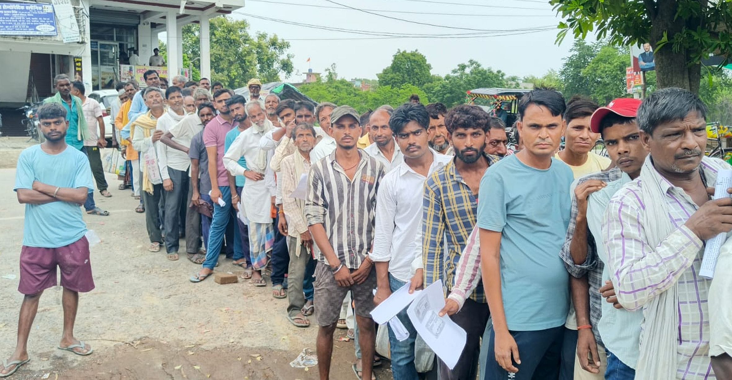  इफको किसान सेवा केंद्र जायस में लगी किसानों की लंबी कतार। -संवाद