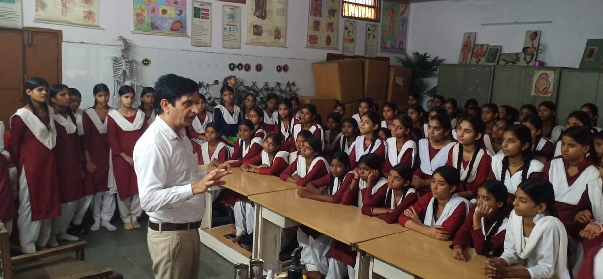 Female students given information on cyber security