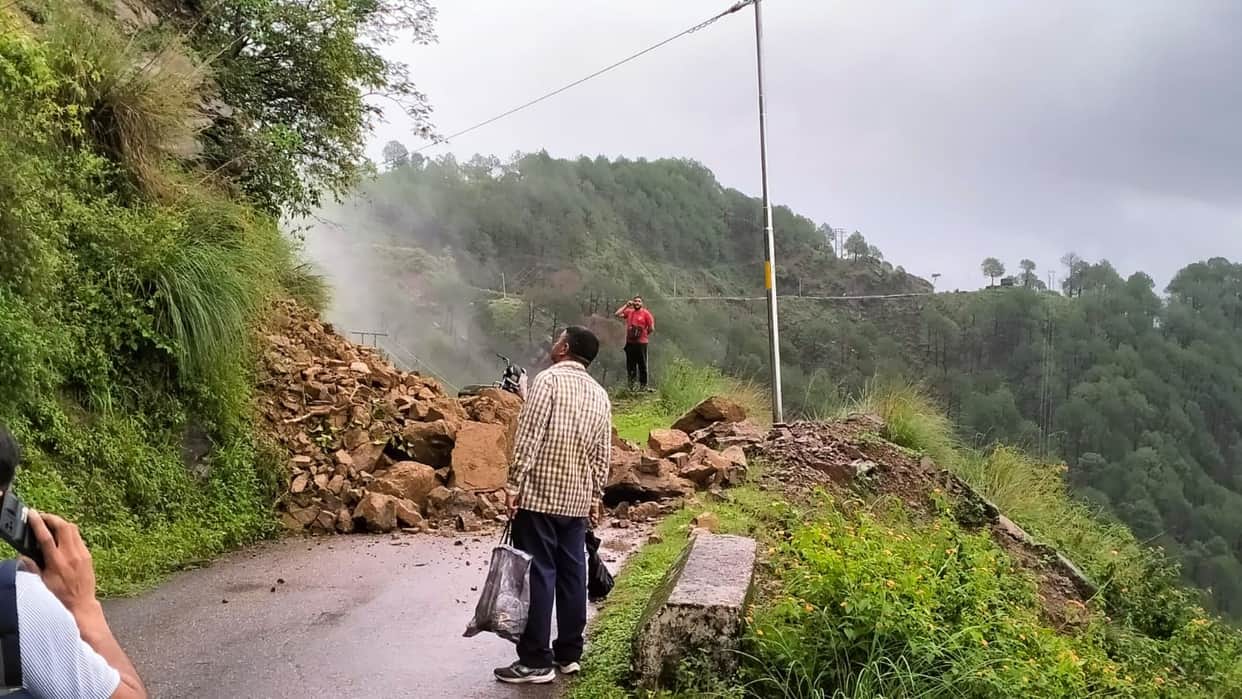 Mountain cracks on the Aihju-Basahi road.