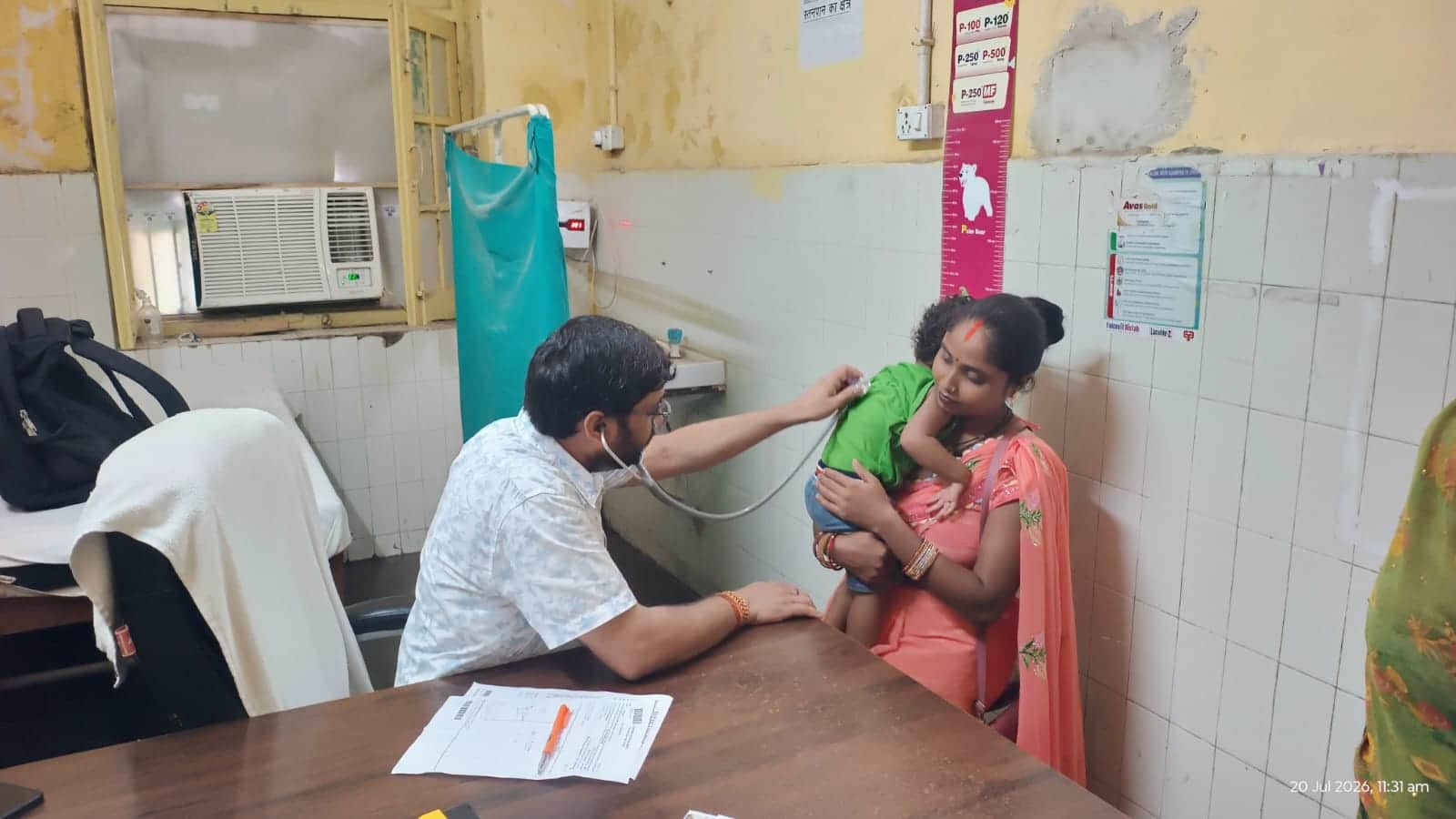 जिला अस्पताल में मरीज देखते चिकित्सक-संवाद