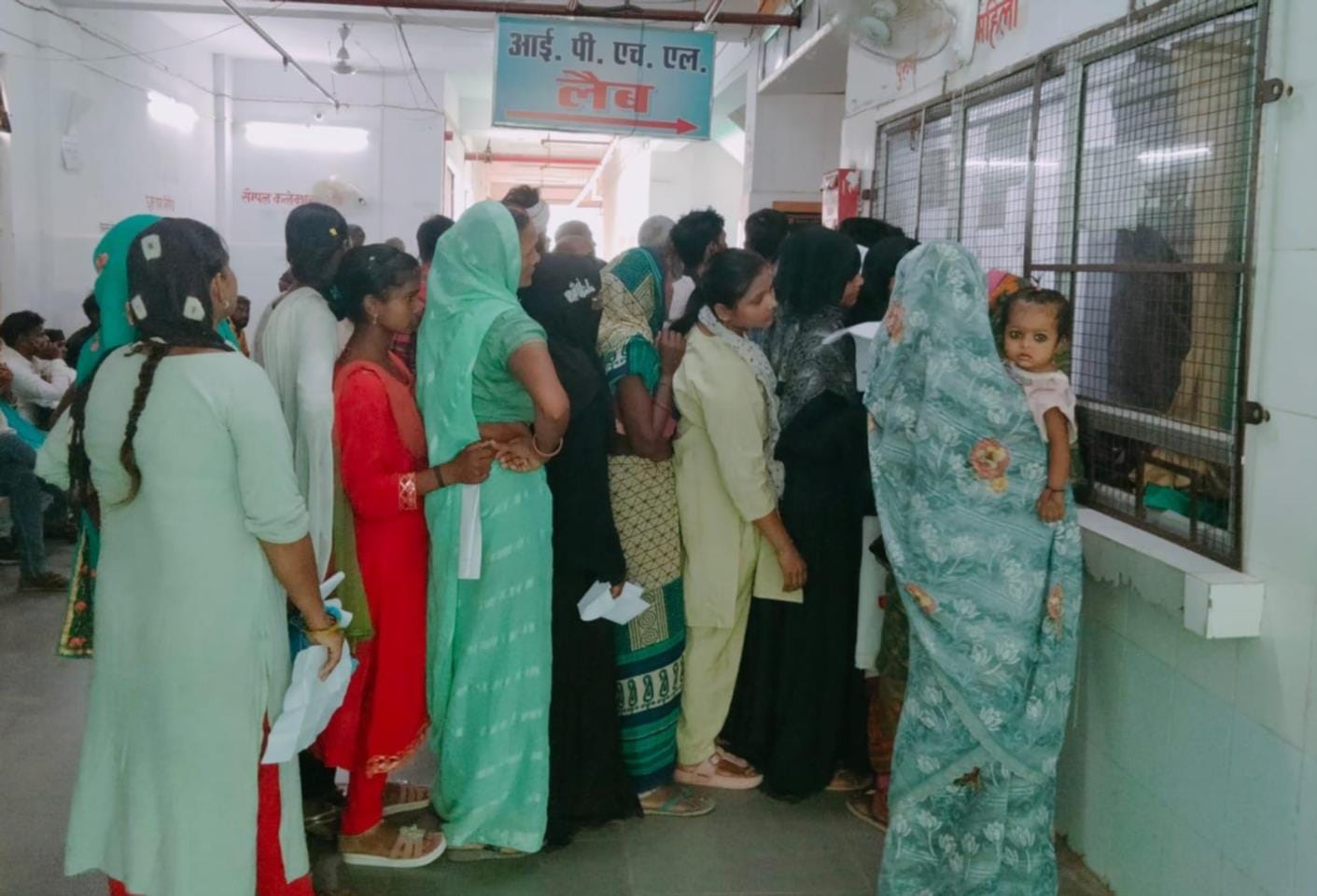 जिला अस्पताल में पैथॉलाजी के बाहर पंजीकरण कराने के लिए लगी लाइन।-