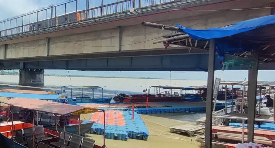The water level of the Ganges rose due to rainfall in the hilly and plain regions.