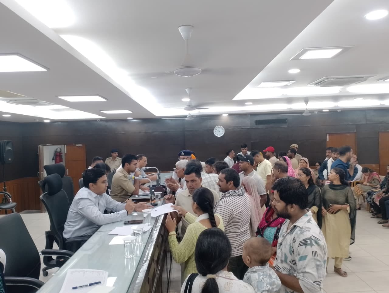 जनता समाधान शिविर में अपनी समस्या रखते फरियादी। संवाद