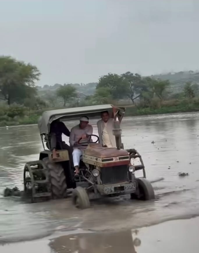 जीतू प्रभारी दिखे खेत में टैक्टर चलते हुए