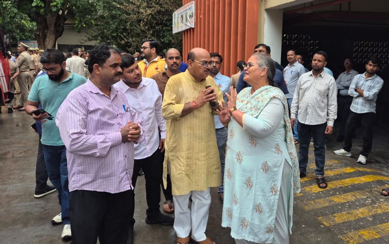 The Mayor arrived after receiving news of the fire.