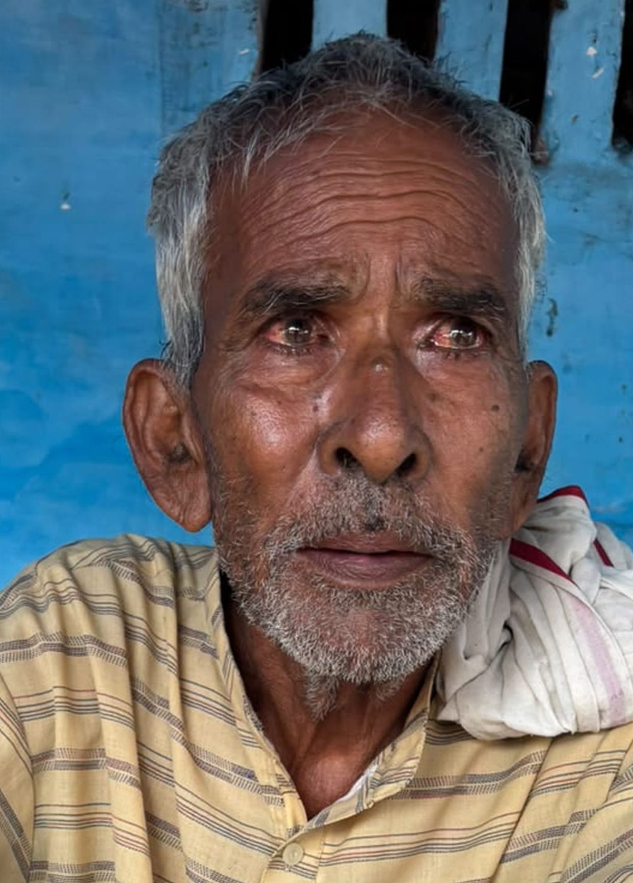 Elderly man jumps off Ganga bridge; Nagar Panchayat workers save his life.