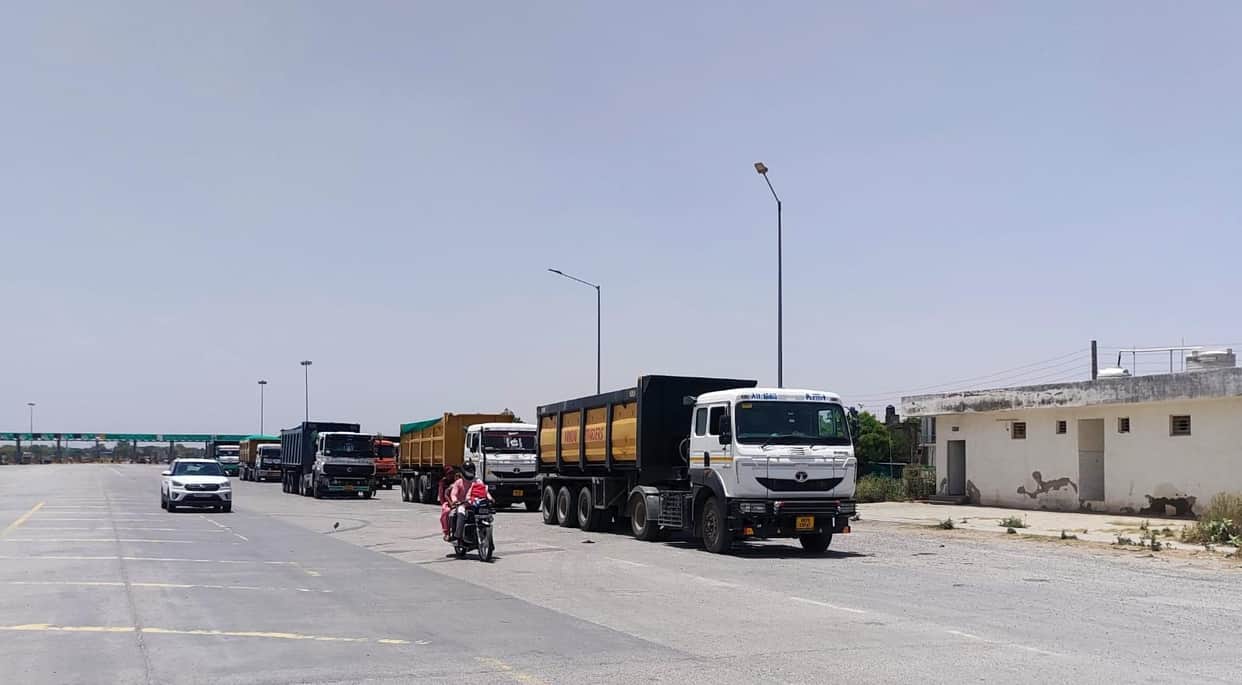 Dumpers parked by the roadside near Kund Toll; fear of accidents.