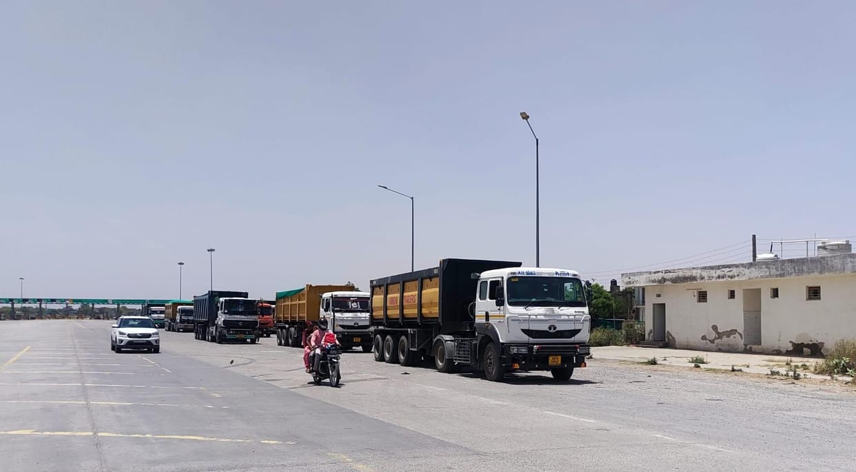 Dumpers parked by the roadside near Kund Toll; fear of accidents.