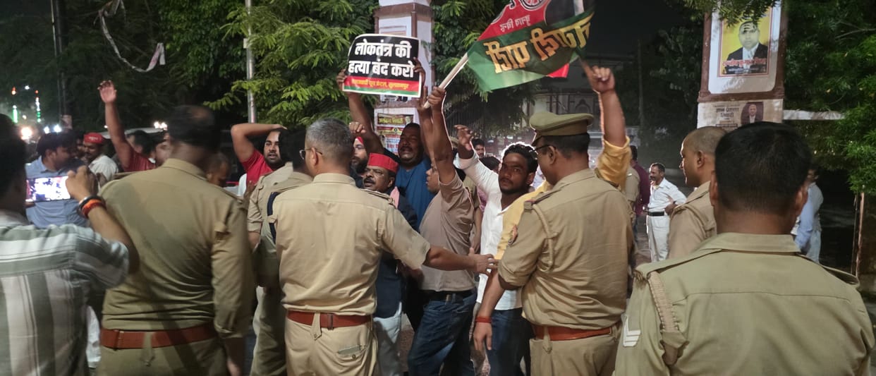 Party workers outraged by the arrest of Akhilesh and Priyanka