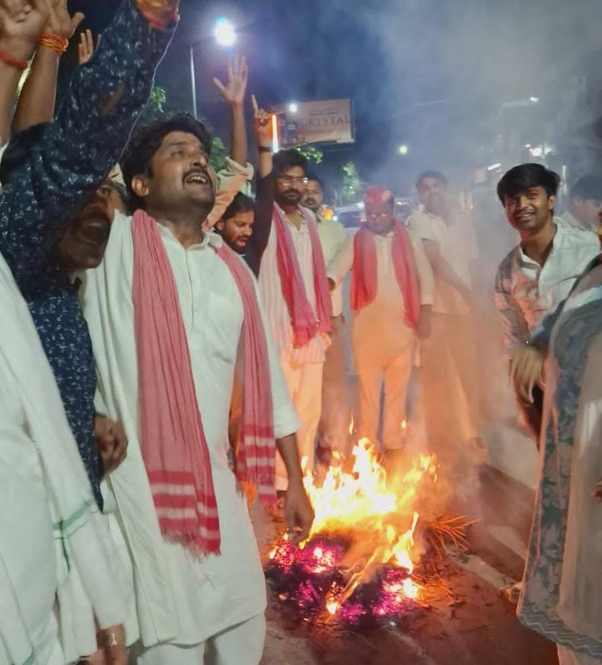 SP workers protest against the detention of Akhilesh Yadav.