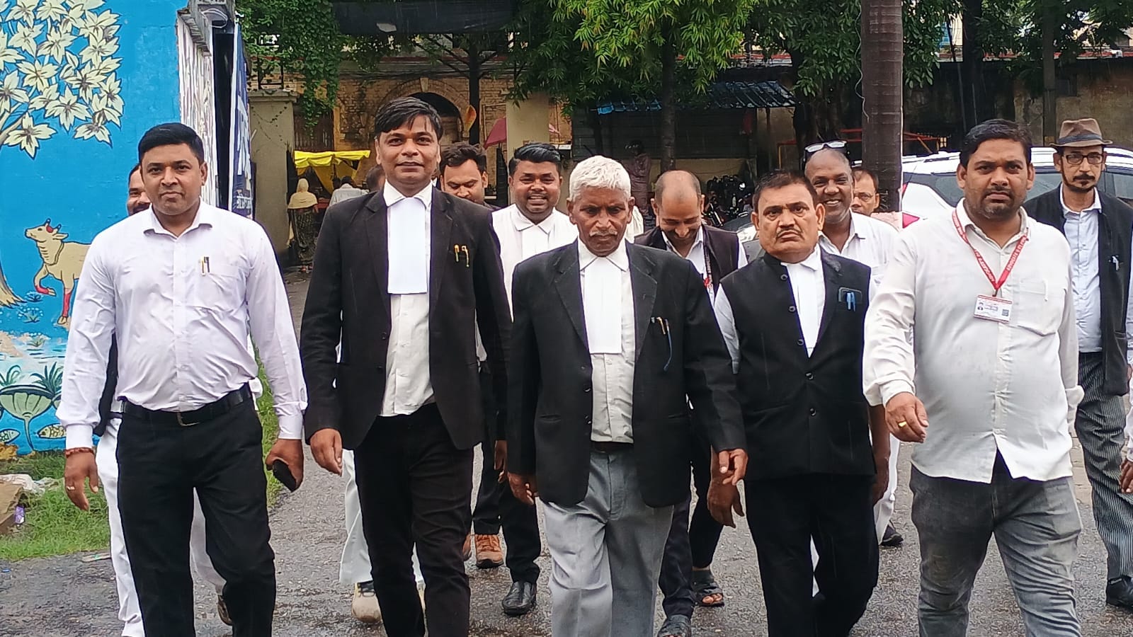 कलेक्ट्रेट में पत्रक देने जाते समाजवादी अधिवक्ता संघ और अखिल भारतीय पिछड़ा वर्ग, अधिवक्ता संघ क