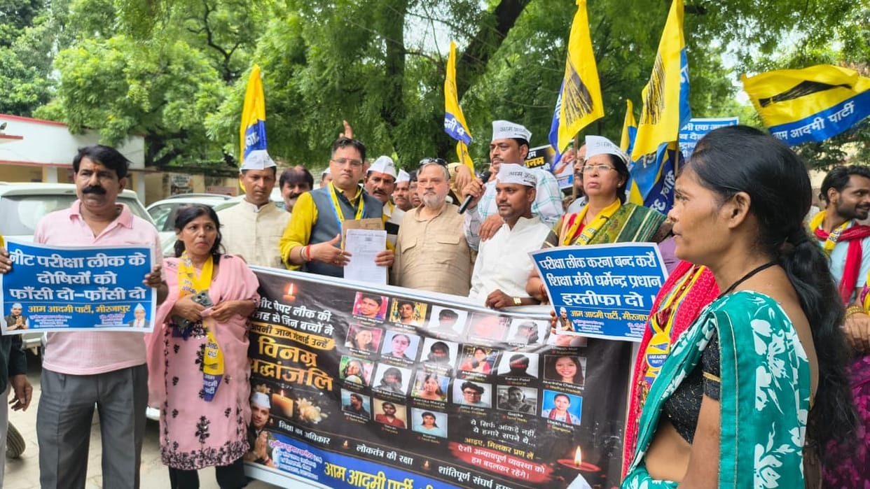 The office-bearers staged a protest by sitting at the gate of the DM's office.