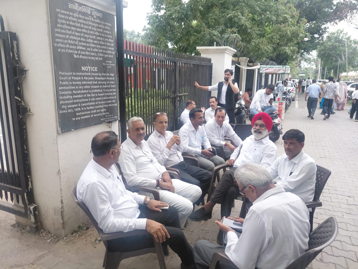 Lawyers halted work in protest against the Legal Aid Defense Counsel system.