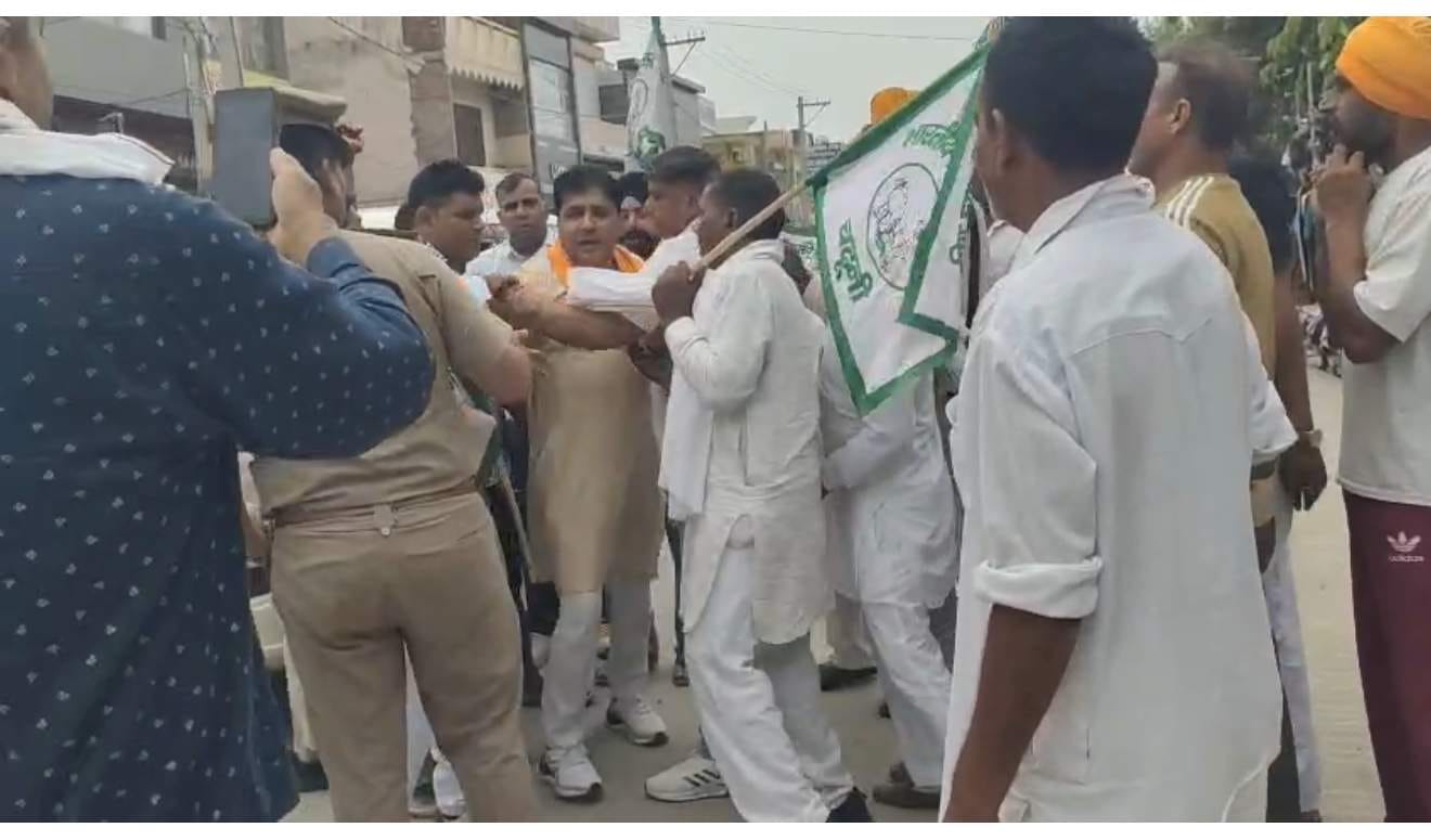किसान नेताओं को हिरासत में लेती पुलिस। विज्ञप्