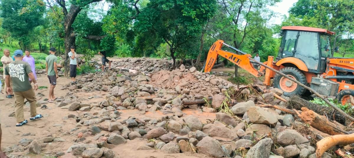 Drain changes course in Niangal; 15 houses at risk of landslide.