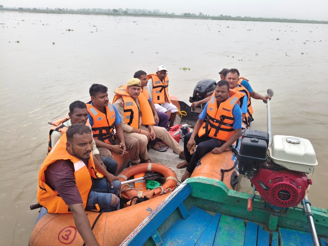 The water level of the Ganges has risen, and the police have increased surveillance at the Kadadham Ghats.