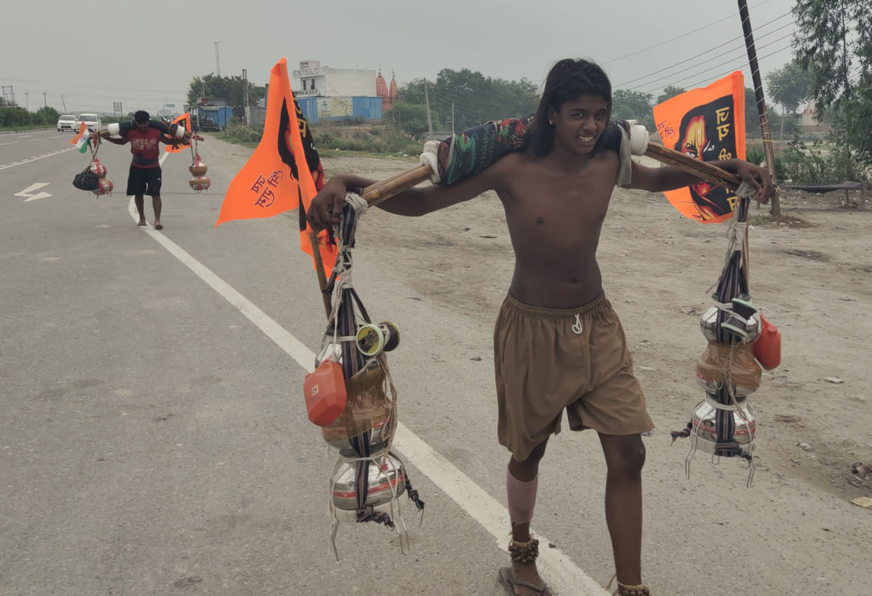 Arrival of Kanwariyas begins on the Sanauli-Haridwar road; chants of 'Jai Kara' resound.