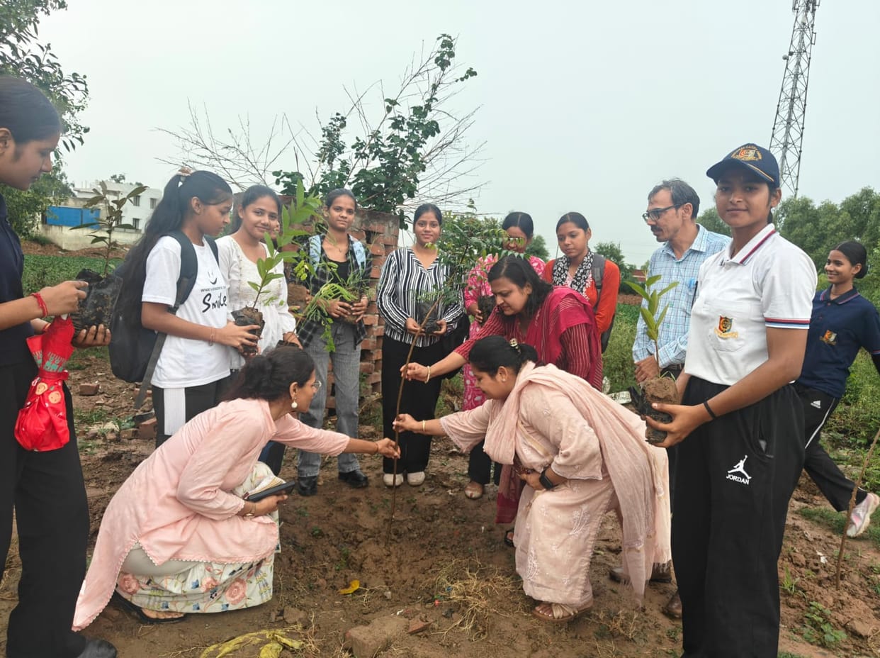 Volunteers gave the message of environmental protection
