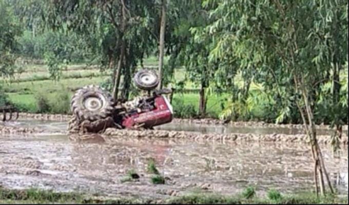 खेत में पलटा ट्रैक्टर । संवाद