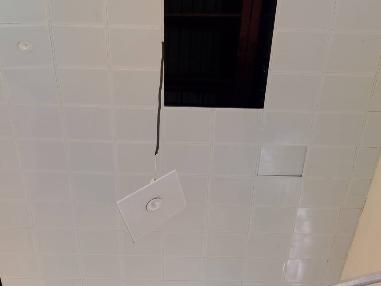 The ceiling of the multi-crore rupee Lata Mangeshkar Bhavan has started to come loose.