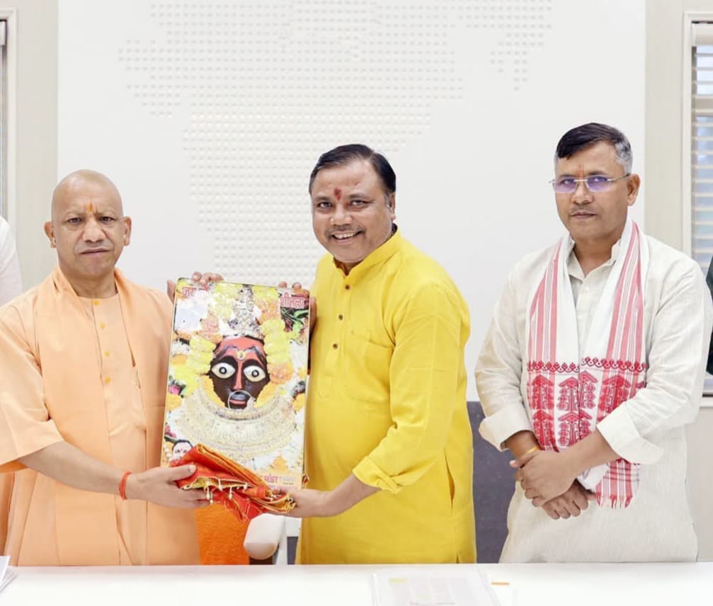 मां शीतला चौकियां धाम के महंत विवेकानंद पंडा भाजपा जिला अध्यक्ष अजीत प्रजापति के साथ मुख्यमंत्र