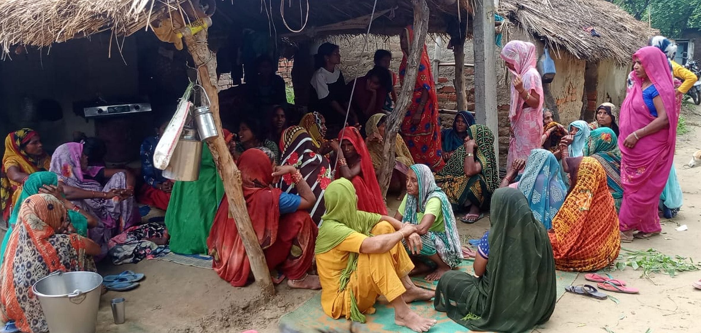 मुसाफिरखाना के पूरे भद्दौर गांव में गमगीन बैठे परिजन। स्रोत: ग्रामीण