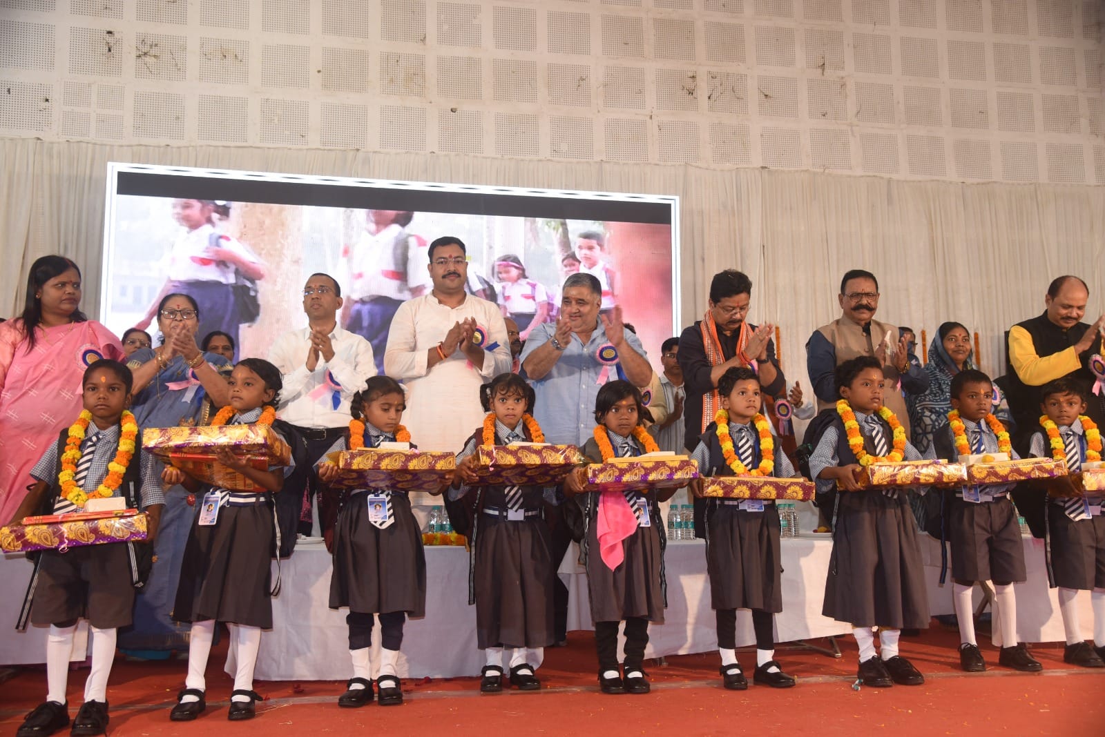 मंत्री राजेश अग्रवाल ने बच्चों को किया प्रोत्साहित।