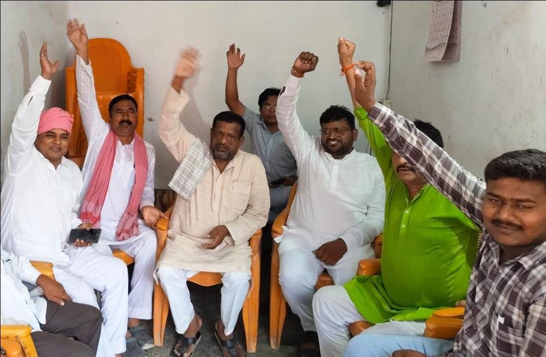 मधुबन सपा कैंप कार्यालय पर जंतर-मंतर प्रदर्शन के समर्थन में नारेबाजी करते कार्यकर्ता।संवाद