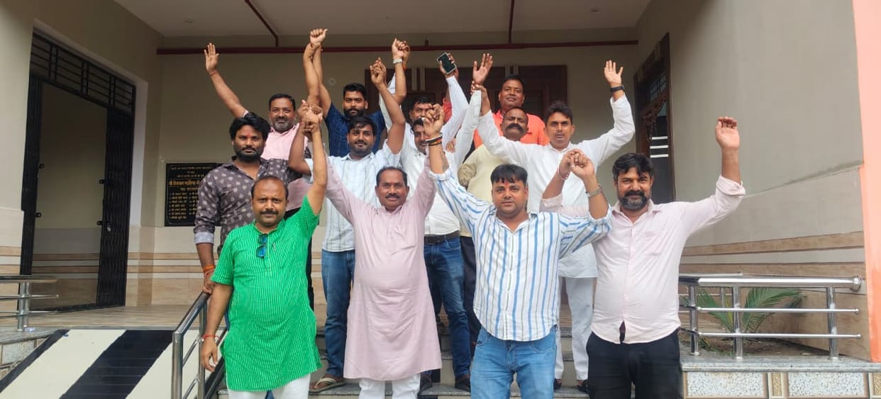 Political deadlock in Nichlaul ends; resignations of all councilors rejected.