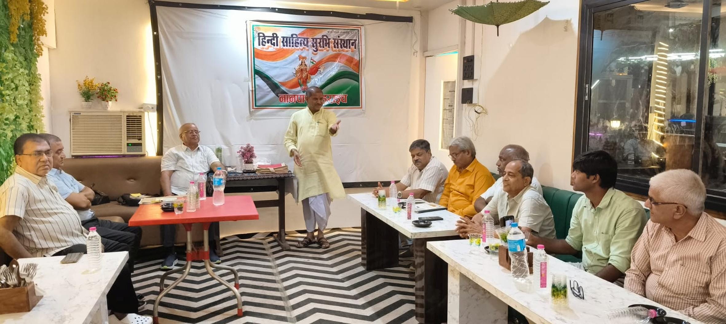नानपारा में एक होटल के सभागार में बैठक करते साहित्यिक संस्था के प्रतिनिधि।