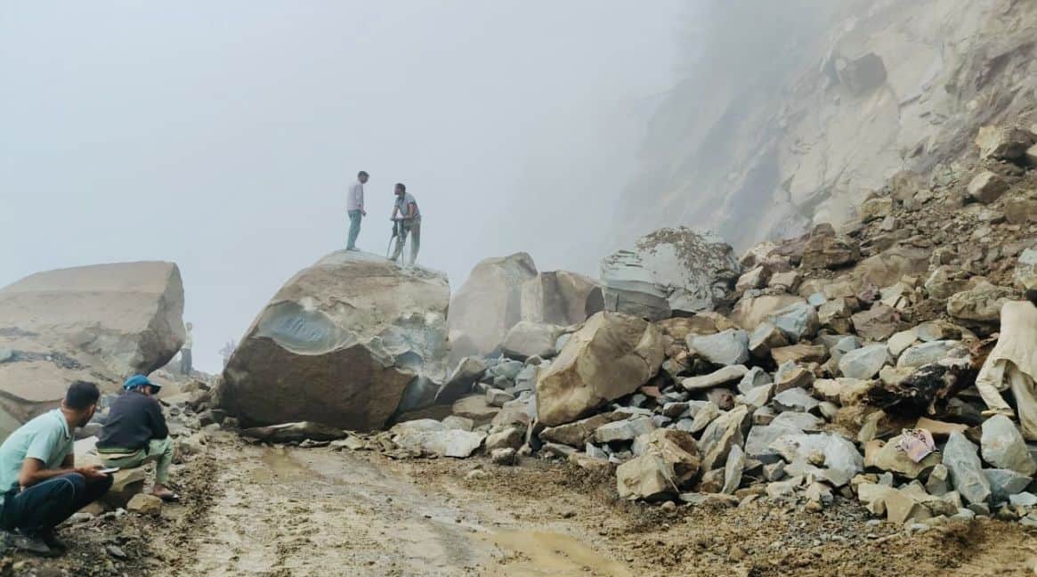 Landslide near Satahan on NH-003; Mandi-Kotli road blocked for hours.