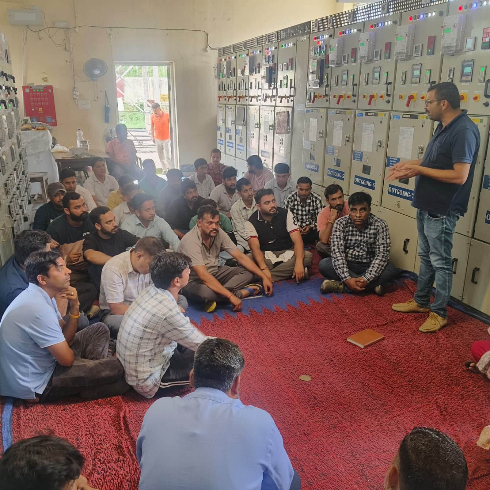 नादौन में बिजली बोर्ड कर्मचारी यूनियन के पदाधिकारी बैठक के दौरान अपनी मांगों पर चर्चा करते हुए।