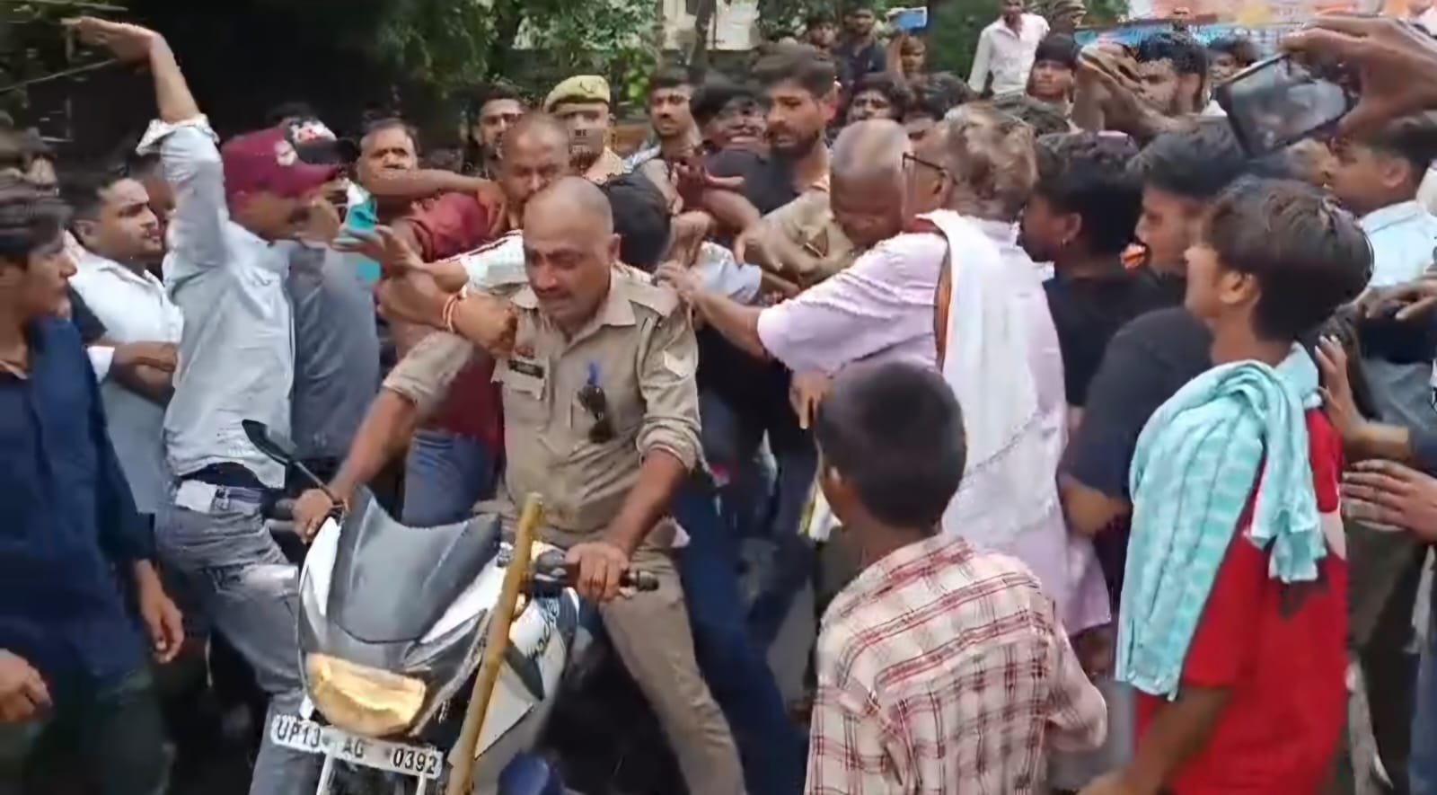 पहासू में पुलिस हिरासत में युवक को पीटते लोग। स्रोत: वीडियो ग्रब
