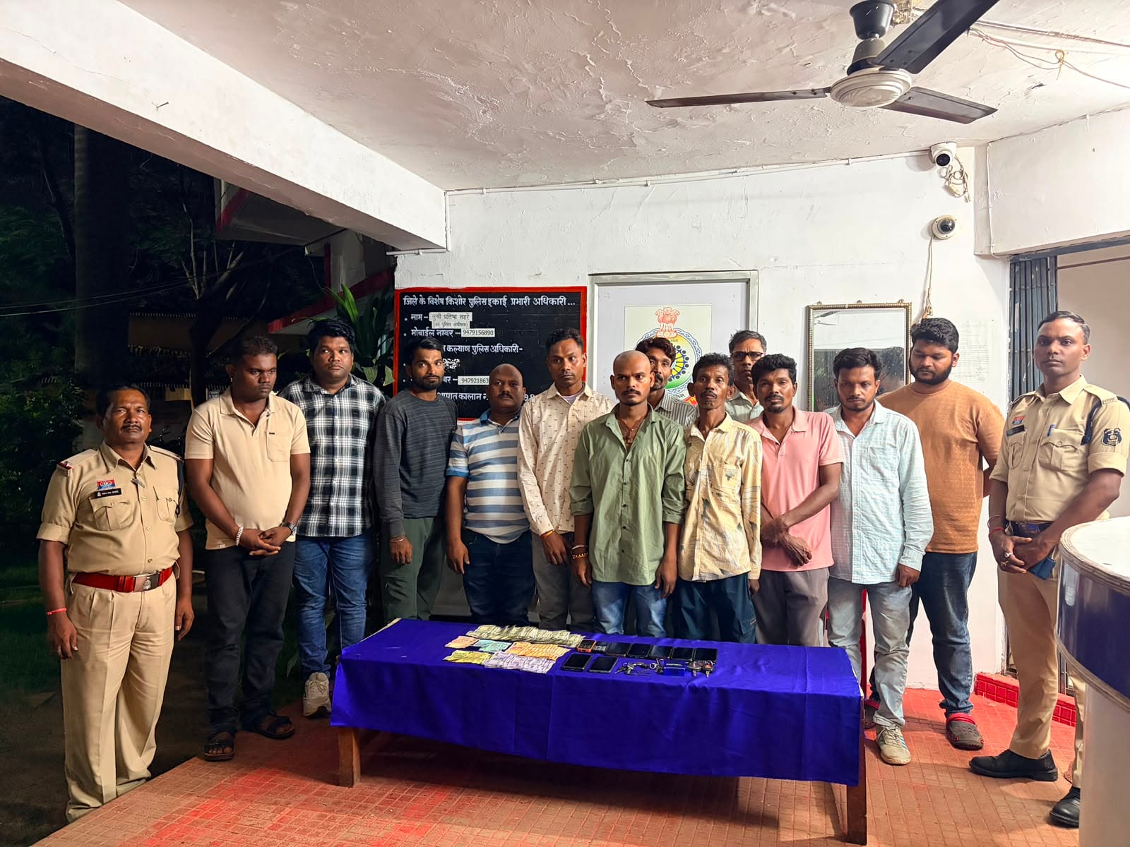 पुलिस ने आरोपियों को किया गिरफ्तार, जब्त सामान