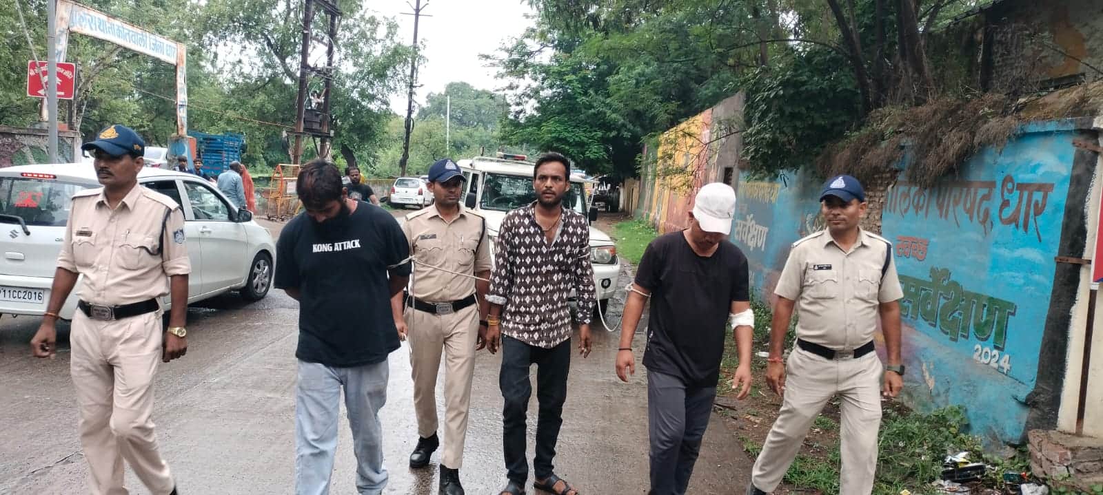 पुलिस ने निकाला जुलुस