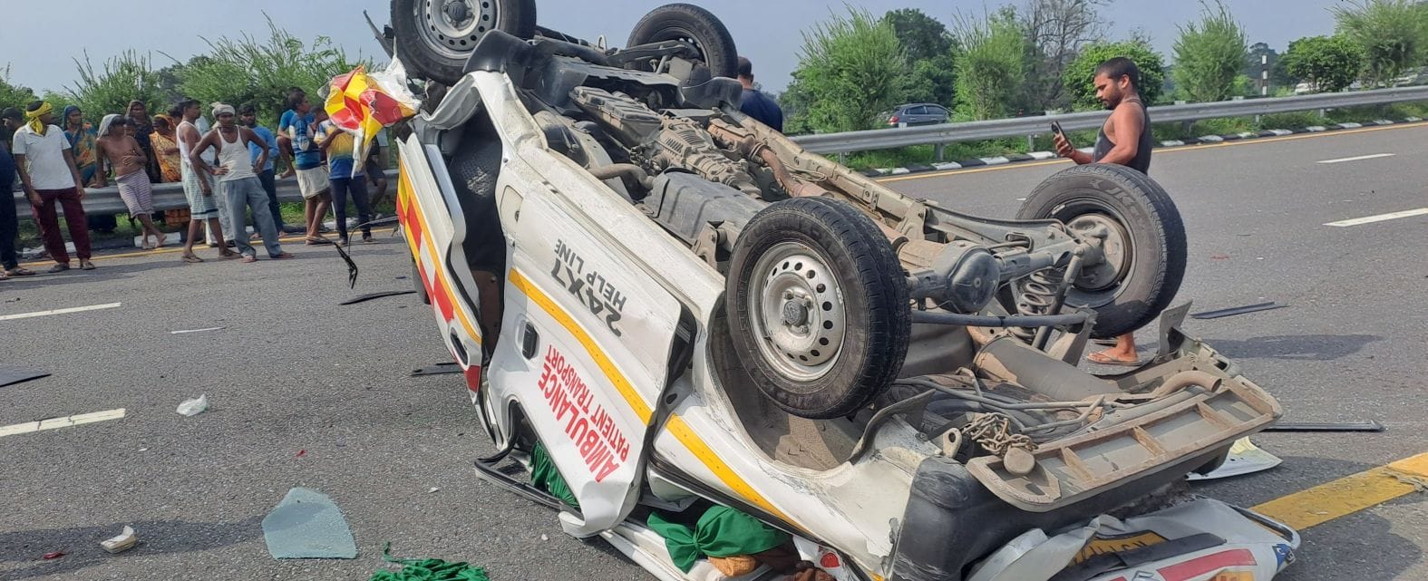 पलटी पड़ी एंबुलेंस 
