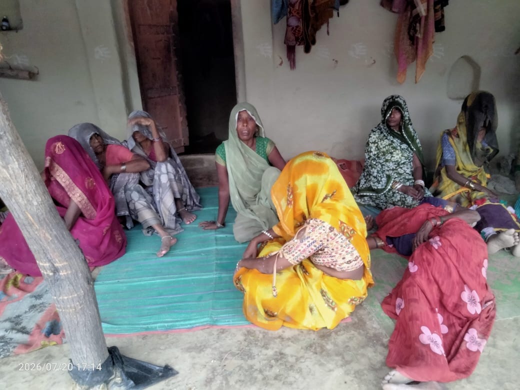 पूरब शरीरा के मजरा रतन का डेरा के रोते-बिलखते मंजीत के पीड़ित परिजन। संवाद