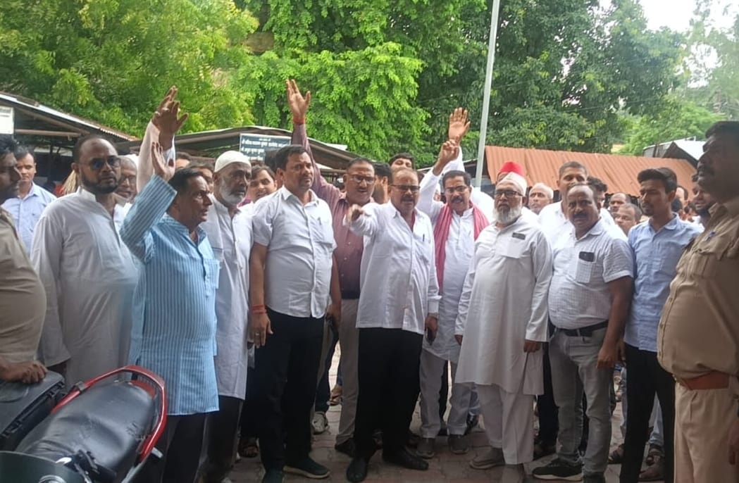 प्रदर्शन करते सपा व कांग्रेस कार्यकर्ता।