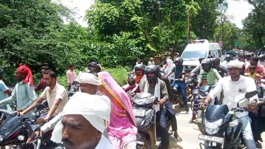 पेंड़ गिरने से फंसी एंबुलेंस व अन्य लोग