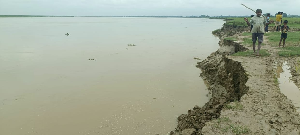 Saryu water level rises by 57 cm in 24 hours; erosion intensifies, raising concerns in riverside villages.