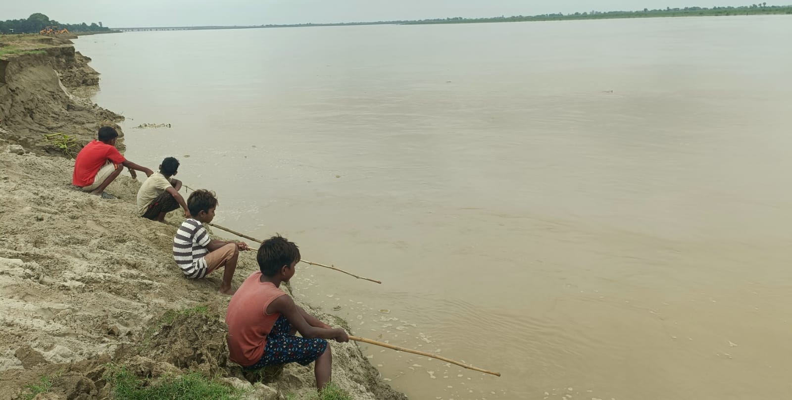 राजेसुल्तानपुर क्षेत्र में मांझा कम्हरिया में सरयू नदी के किनारे मछली के शिकार में बच्चे।संवाद